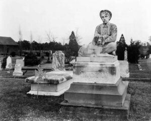 Walker Evans (1903 - 1975). Victorian gravestone. Mississippi. December 1935.